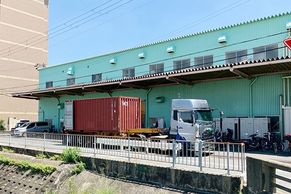 10tトラック​​まで横付け可能
